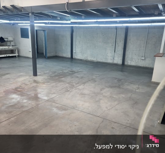 רצפה נקייה עם סימני שטיפה במבנה תעשייתי